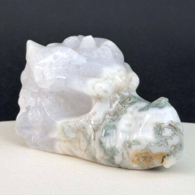 Mos Agat Dragehoved med naturlige grønne moslignende mønstre og symbolik for grounding, styrke, vækst, overflod og nye begyndelser.
