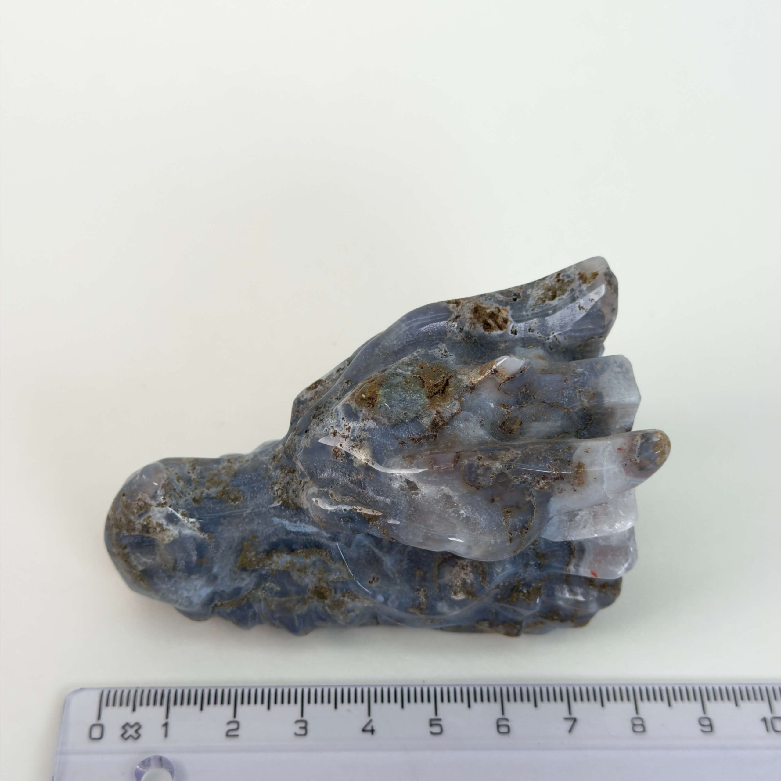 Mos Agat Dragehoved med naturlige grønne moslignende mønstre og symbolik for grounding, styrke, vækst, overflod og nye begyndelser.