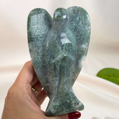 Mos Agat Engel med naturlige grønne moslignende mønstre og symbolik for beskyttelse, grounding, håb, vækst og nye begyndelser.