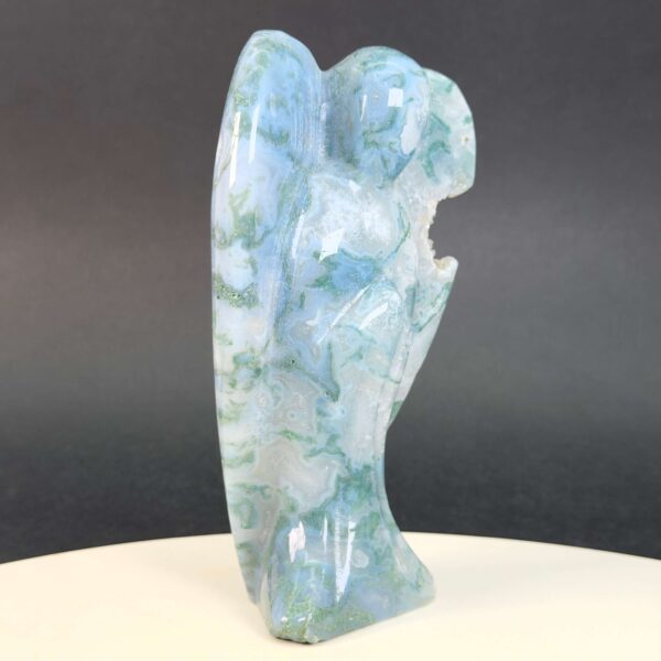 Mos Agat Engel med naturlige grønne moslignende mønstre og symbolik for beskyttelse, grounding, håb, vækst og nye begyndelser.