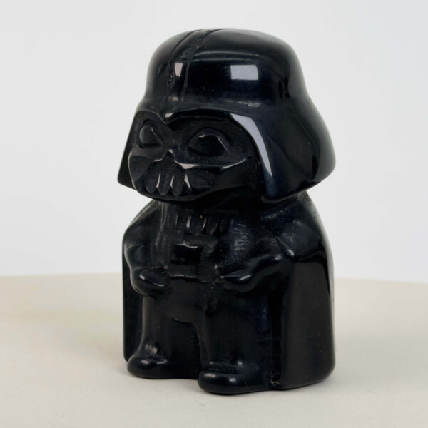 Sort Obsidian Figur i dybsort krystal med energi for beskyttelse, grounding, indre styrke og følelsesmæssig balance.