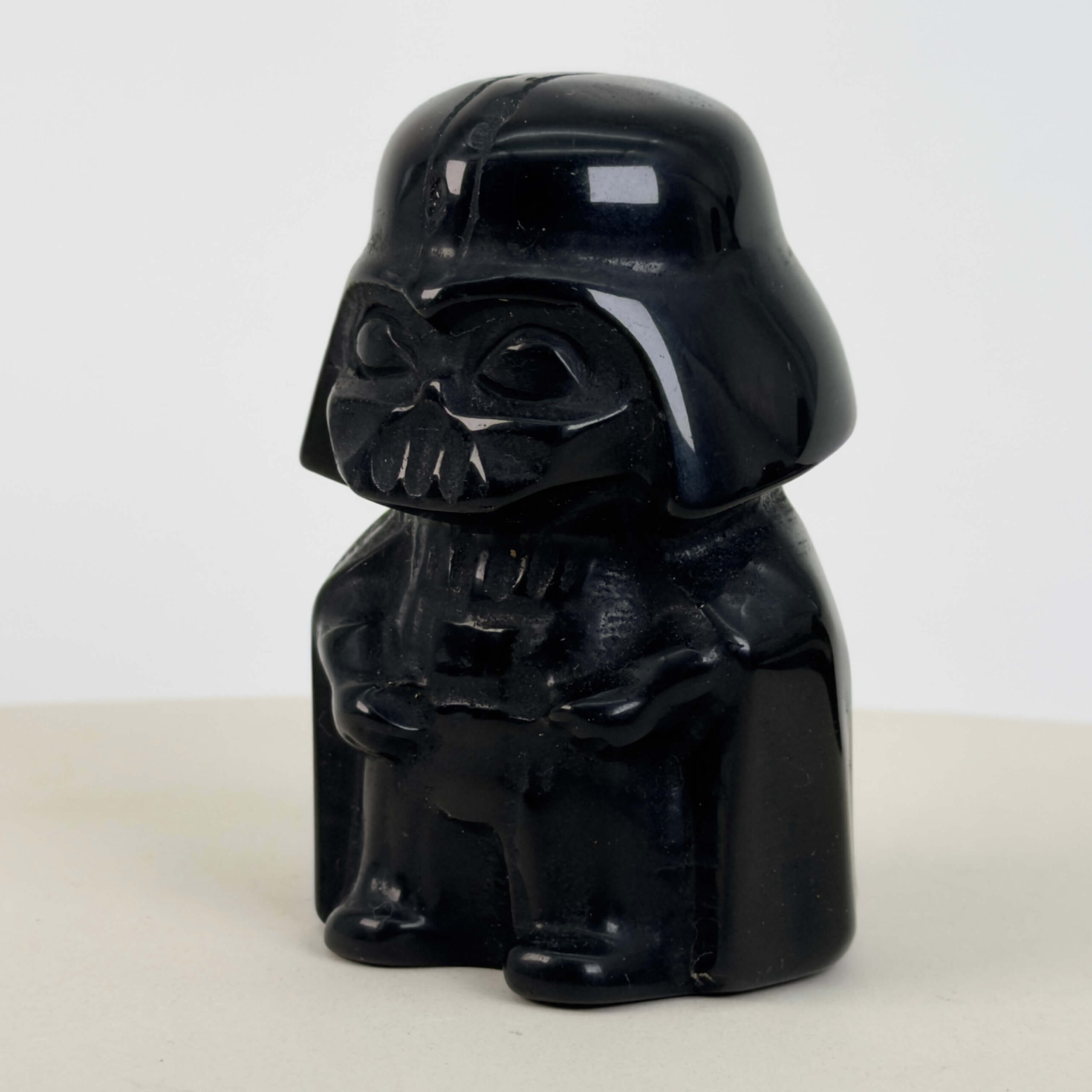 Sort Obsidian Figur i dybsort krystal med energi for beskyttelse, grounding, indre styrke og følelsesmæssig balance.