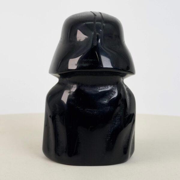 Sort Obsidian Figur i dybsort krystal med energi for beskyttelse, grounding, indre styrke og følelsesmæssig balance.