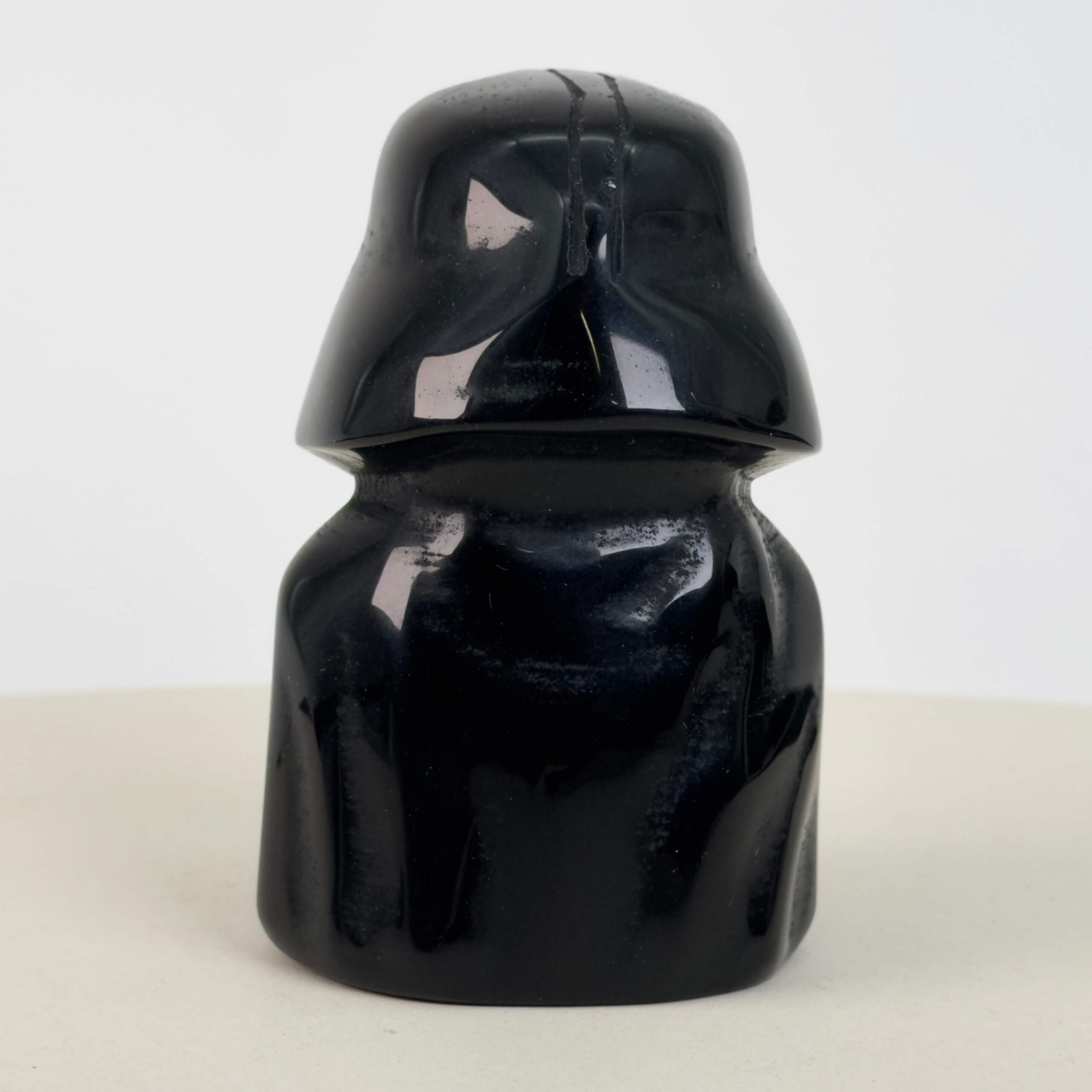 Sort Obsidian Figur i dybsort krystal med energi for beskyttelse, grounding, indre styrke og følelsesmæssig balance.