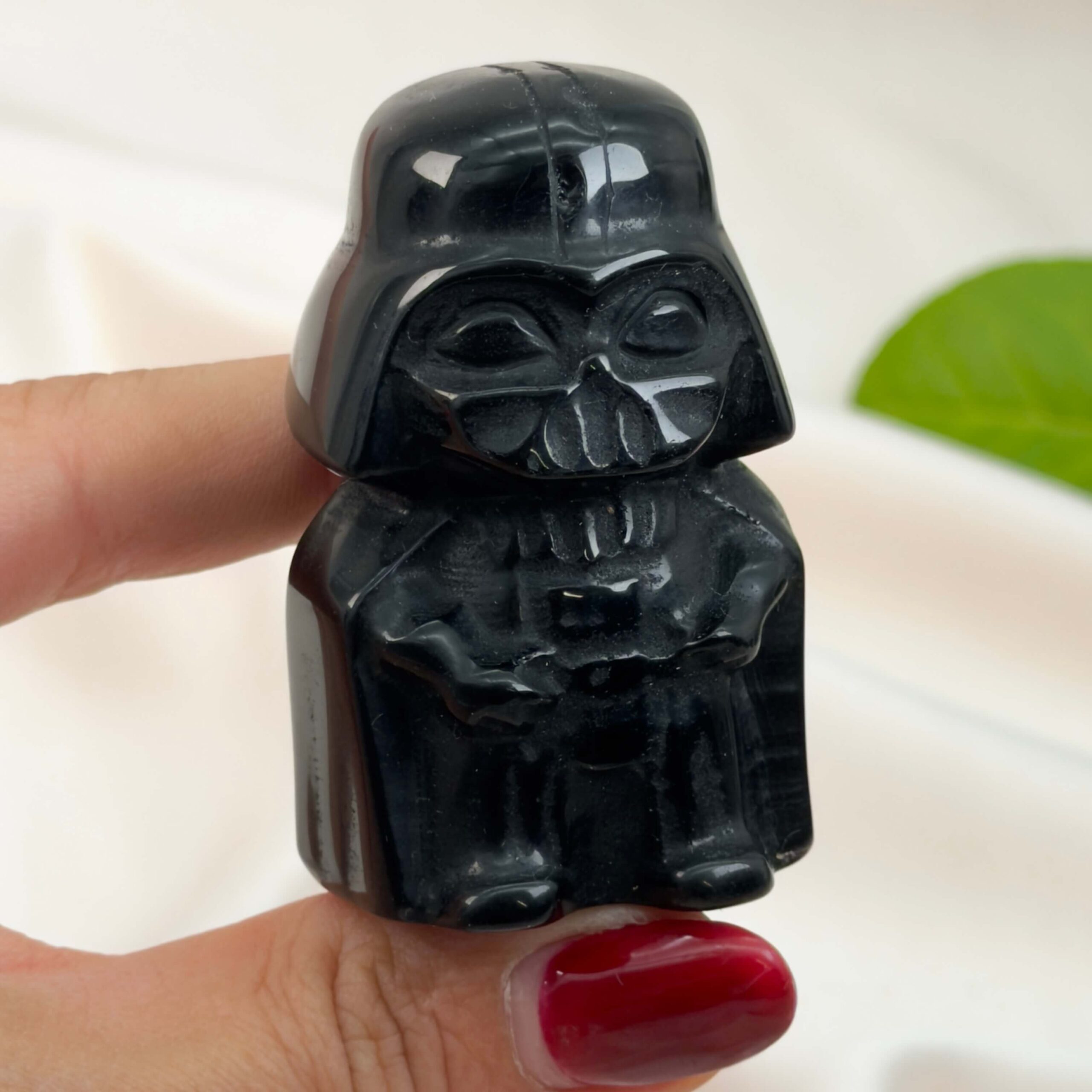 Sort Obsidian Figur i dybsort krystal med energi for beskyttelse, grounding, indre styrke og følelsesmæssig balance.