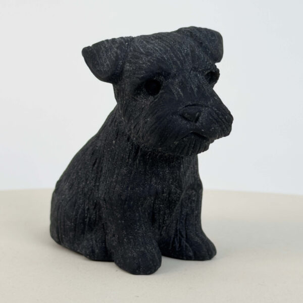 Sort Obsidian Hund i dybsort krystal med symbolik for loyalitet, tryghed, beskyttelse, grounding og indre styrke.