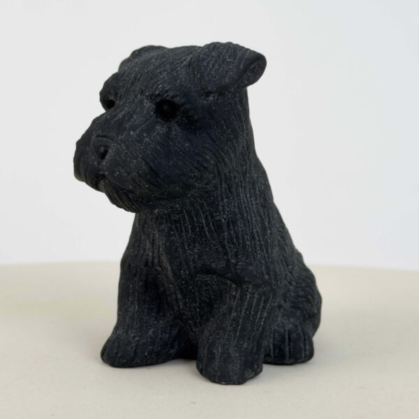 Sort Obsidian Hund i dybsort krystal med symbolik for loyalitet, tryghed, beskyttelse, grounding og indre styrke.