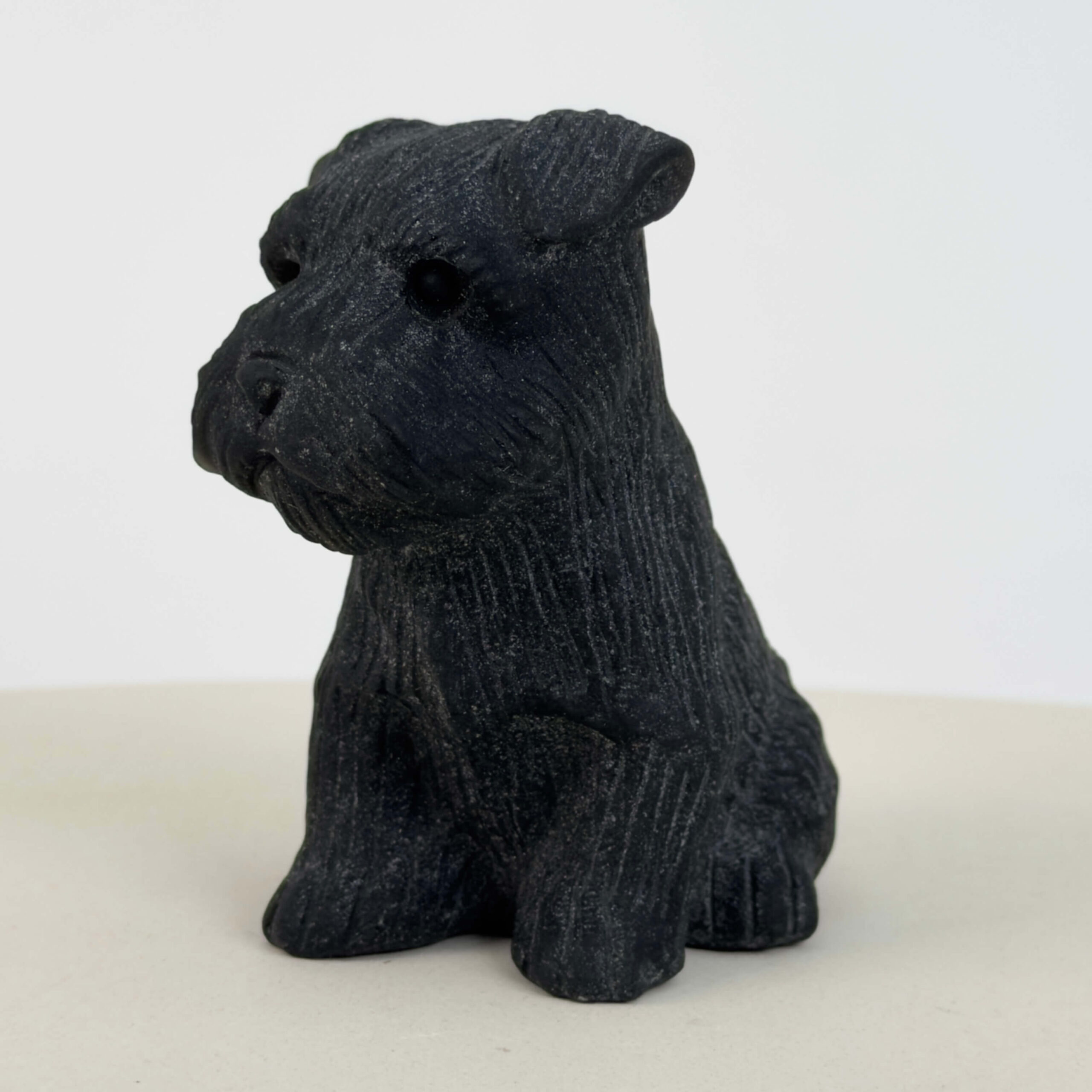 Sort Obsidian Hund i dybsort krystal med symbolik for loyalitet, tryghed, beskyttelse, grounding og indre styrke.