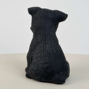Sort Obsidian Hund i dybsort krystal med symbolik for loyalitet, tryghed, beskyttelse, grounding og indre styrke.