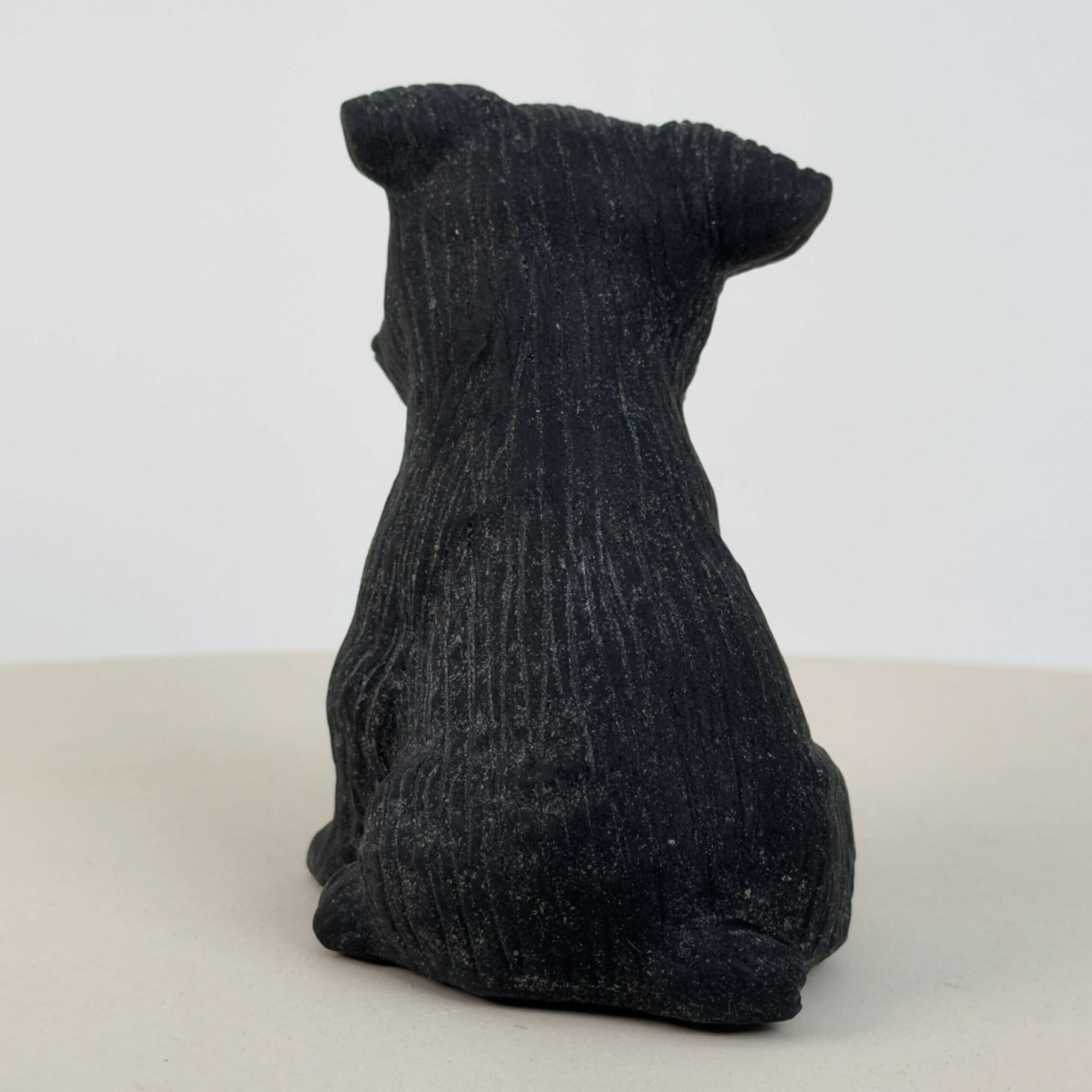 Sort Obsidian Hund i dybsort krystal med symbolik for loyalitet, tryghed, beskyttelse, grounding og indre styrke.