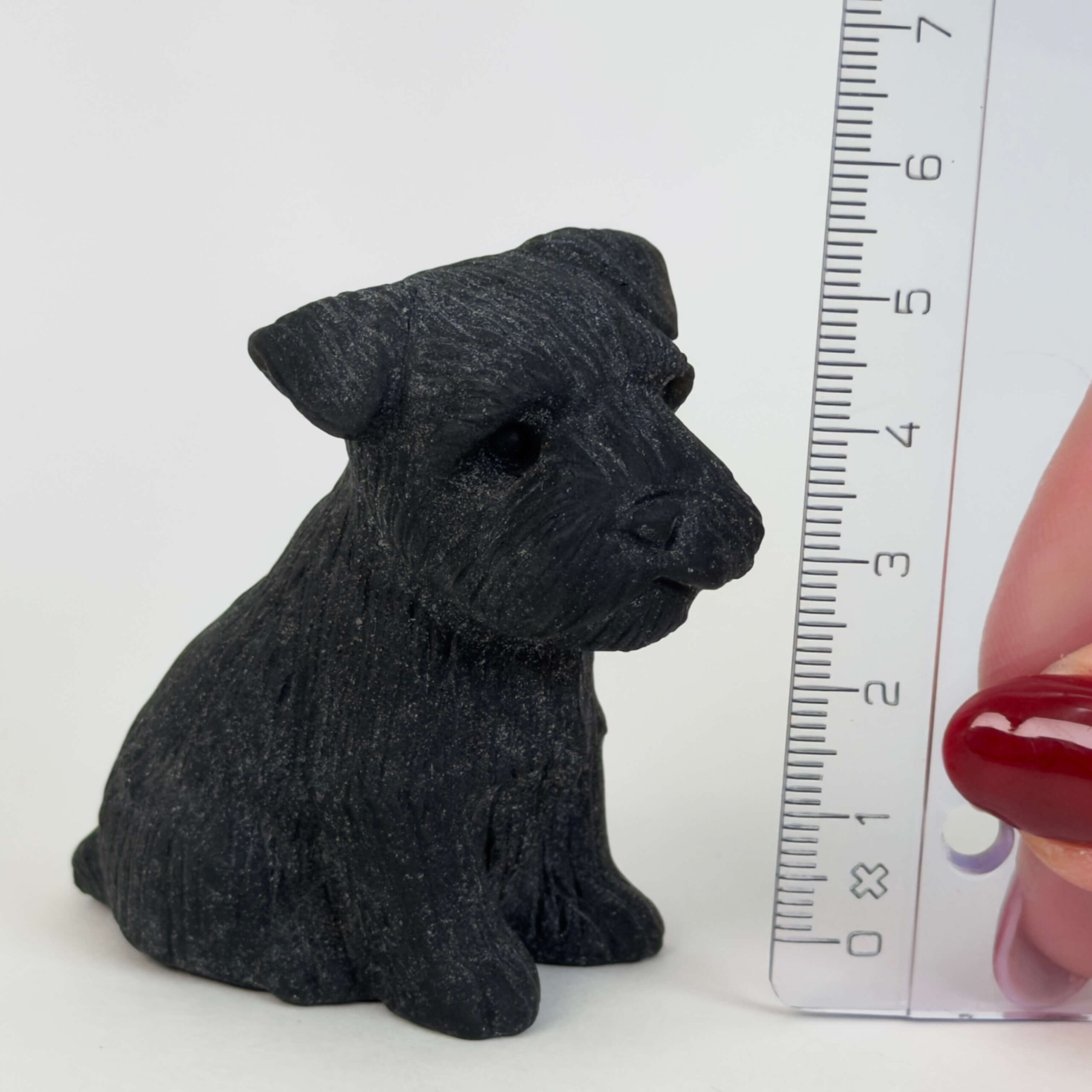 Sort Obsidian Hund i dybsort krystal med symbolik for loyalitet, tryghed, beskyttelse, grounding og indre styrke.