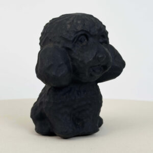 Sort Obsidian Hund i dybsort krystal med symbolik for loyalitet, tryghed, beskyttelse, grounding og indre styrke.