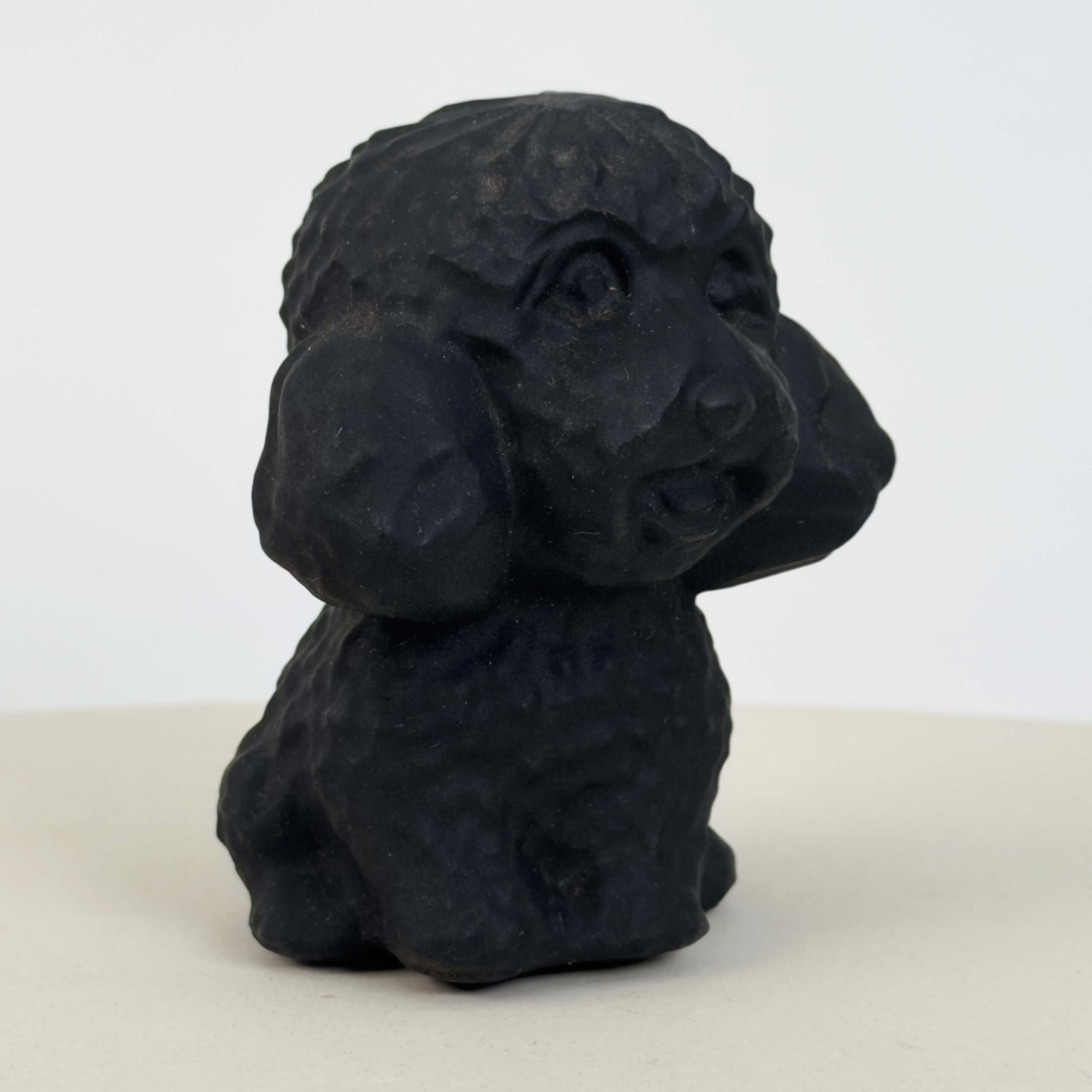 Sort Obsidian Hund i dybsort krystal med symbolik for loyalitet, tryghed, beskyttelse, grounding og indre styrke.