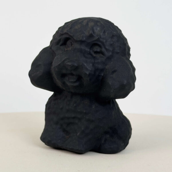 Sort Obsidian Hund i dybsort krystal med symbolik for loyalitet, tryghed, beskyttelse, grounding og indre styrke.