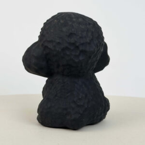 Sort Obsidian Hund i dybsort krystal med symbolik for loyalitet, tryghed, beskyttelse, grounding og indre styrke.