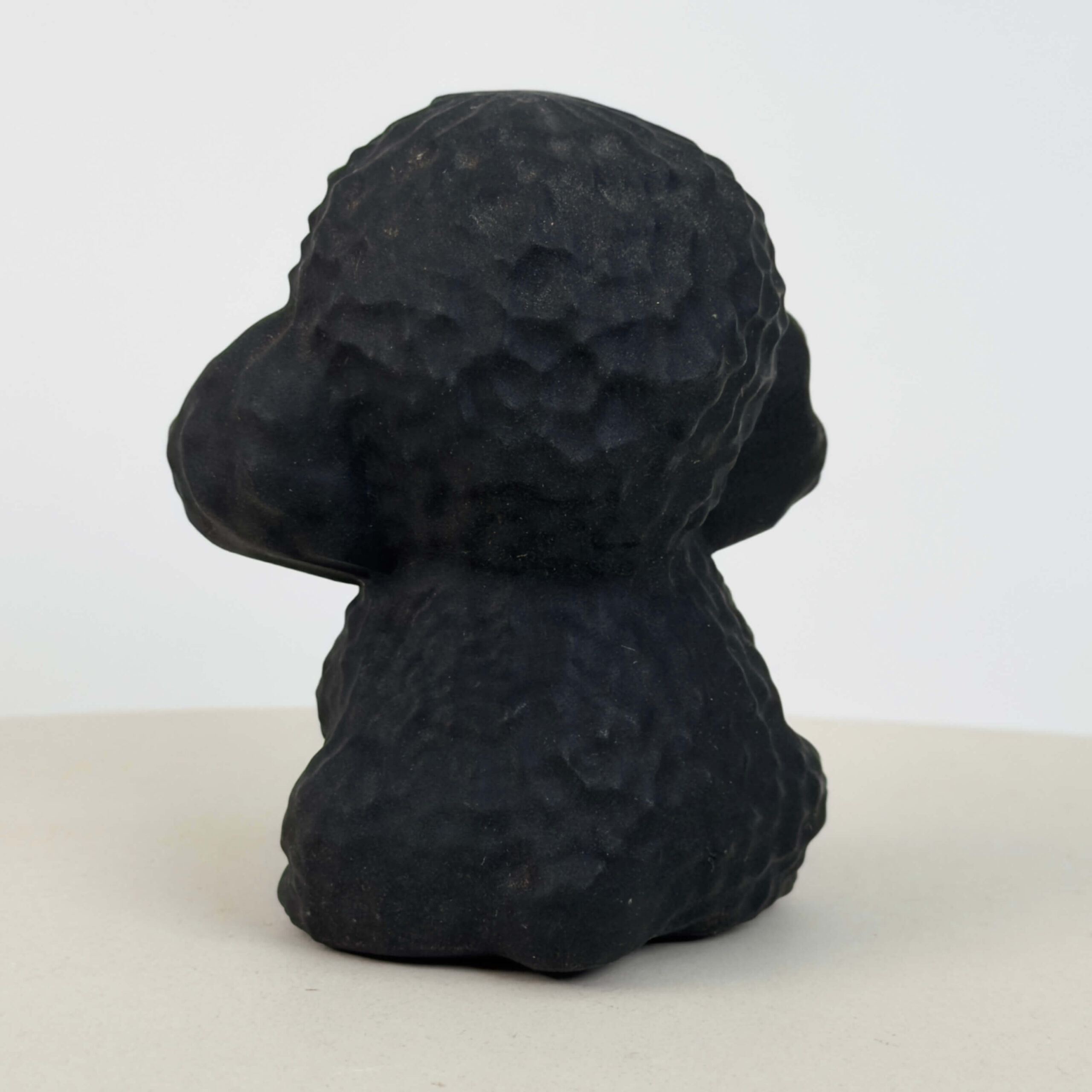 Sort Obsidian Hund i dybsort krystal med symbolik for loyalitet, tryghed, beskyttelse, grounding og indre styrke.