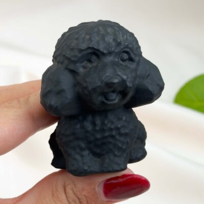 Sort Obsidian Hund i dybsort krystal med symbolik for loyalitet, tryghed, beskyttelse, grounding og indre styrke.