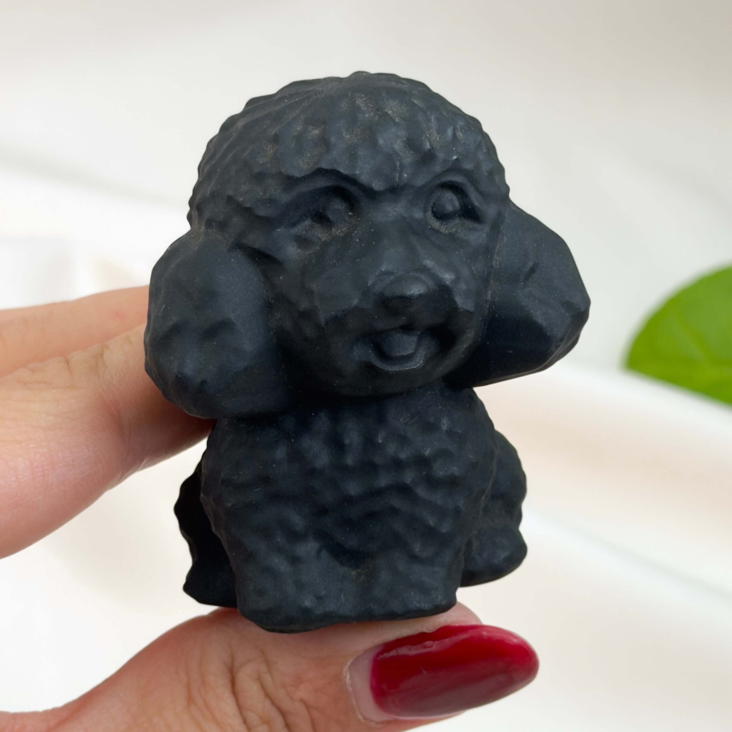 Sort Obsidian Hund i dybsort krystal med symbolik for loyalitet, tryghed, beskyttelse, grounding og indre styrke.