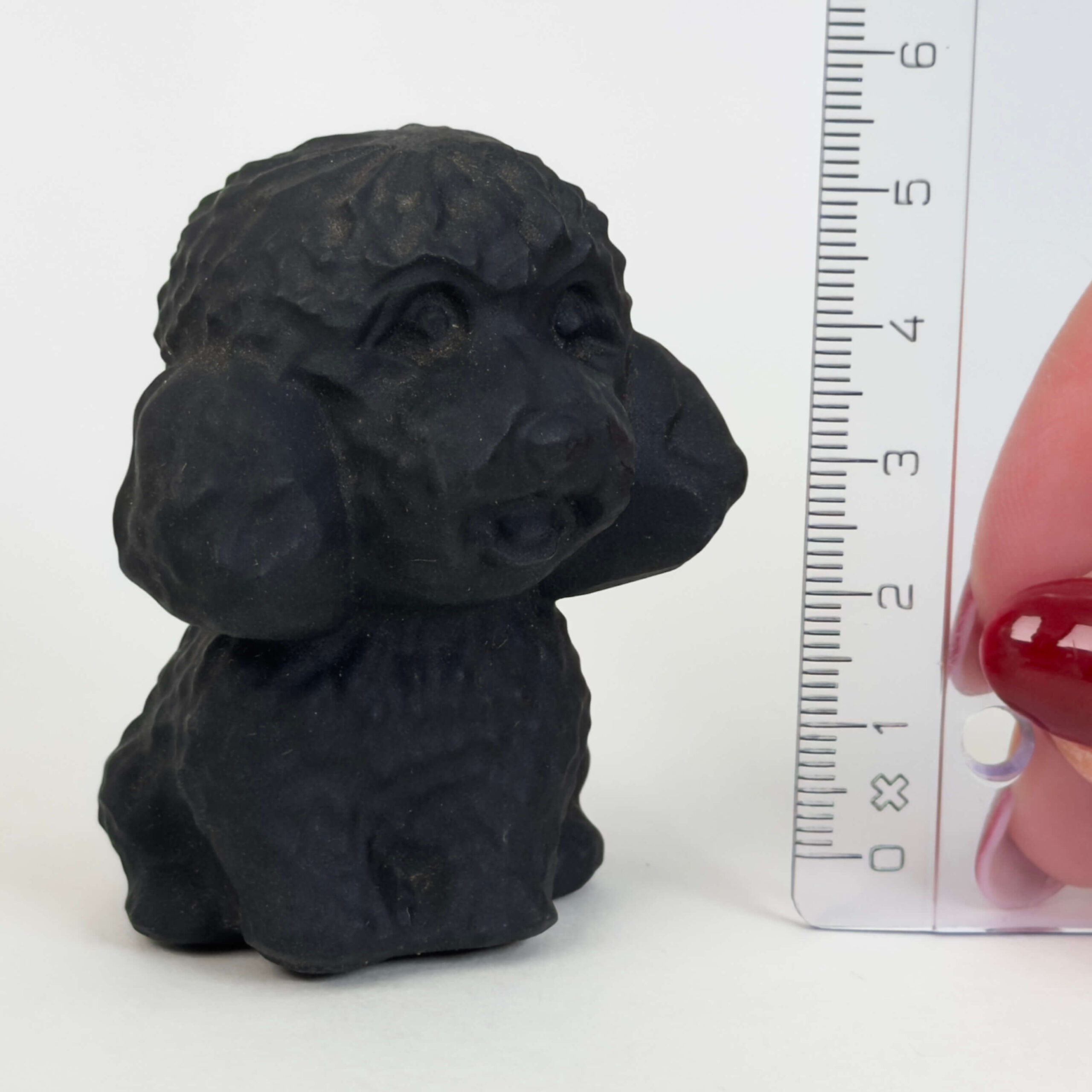 Sort Obsidian Hund i dybsort krystal med symbolik for loyalitet, tryghed, beskyttelse, grounding og indre styrke.