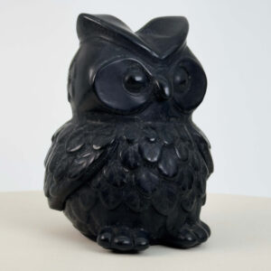 Sort Obsidian Ugle i dybsort krystal med symbolik for visdom, intuition, beskyttelse, grounding og indre styrke.