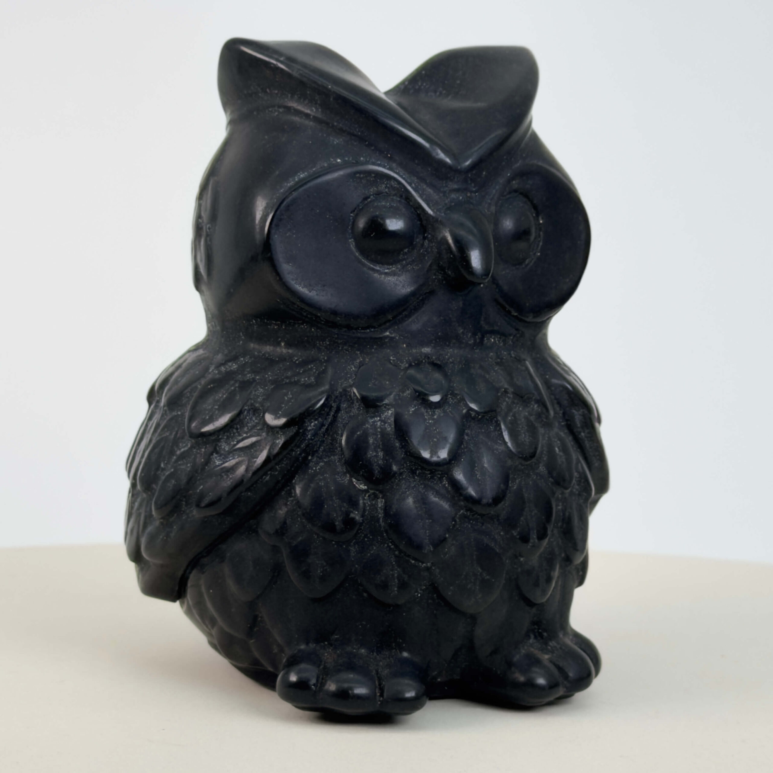 Sort Obsidian Ugle i dybsort krystal med symbolik for visdom, intuition, beskyttelse, grounding og indre styrke.