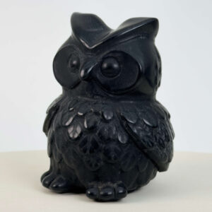 Sort Obsidian Ugle i dybsort krystal med symbolik for visdom, intuition, beskyttelse, grounding og indre styrke.