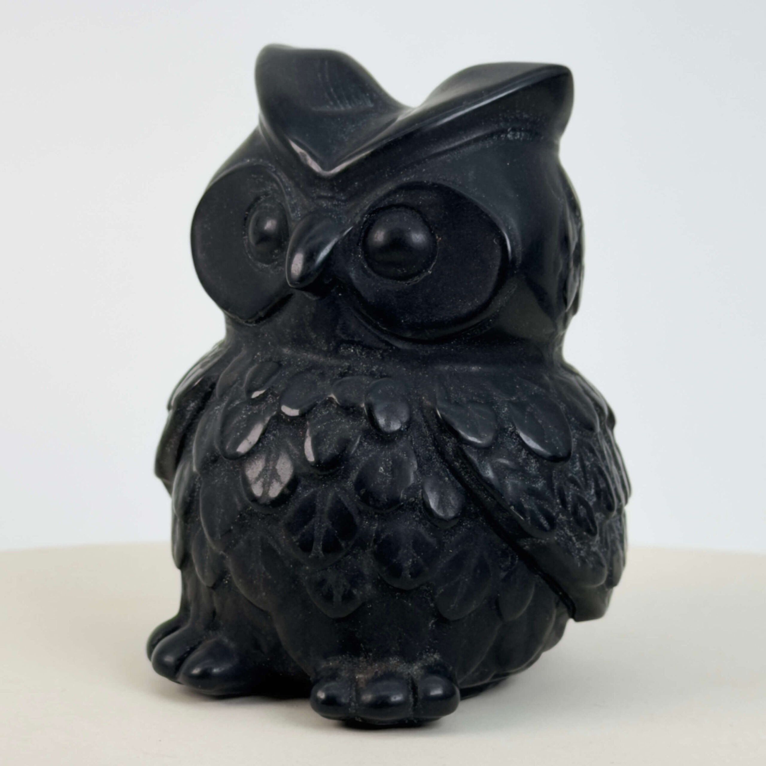 Sort Obsidian Ugle i dybsort krystal med symbolik for visdom, intuition, beskyttelse, grounding og indre styrke.