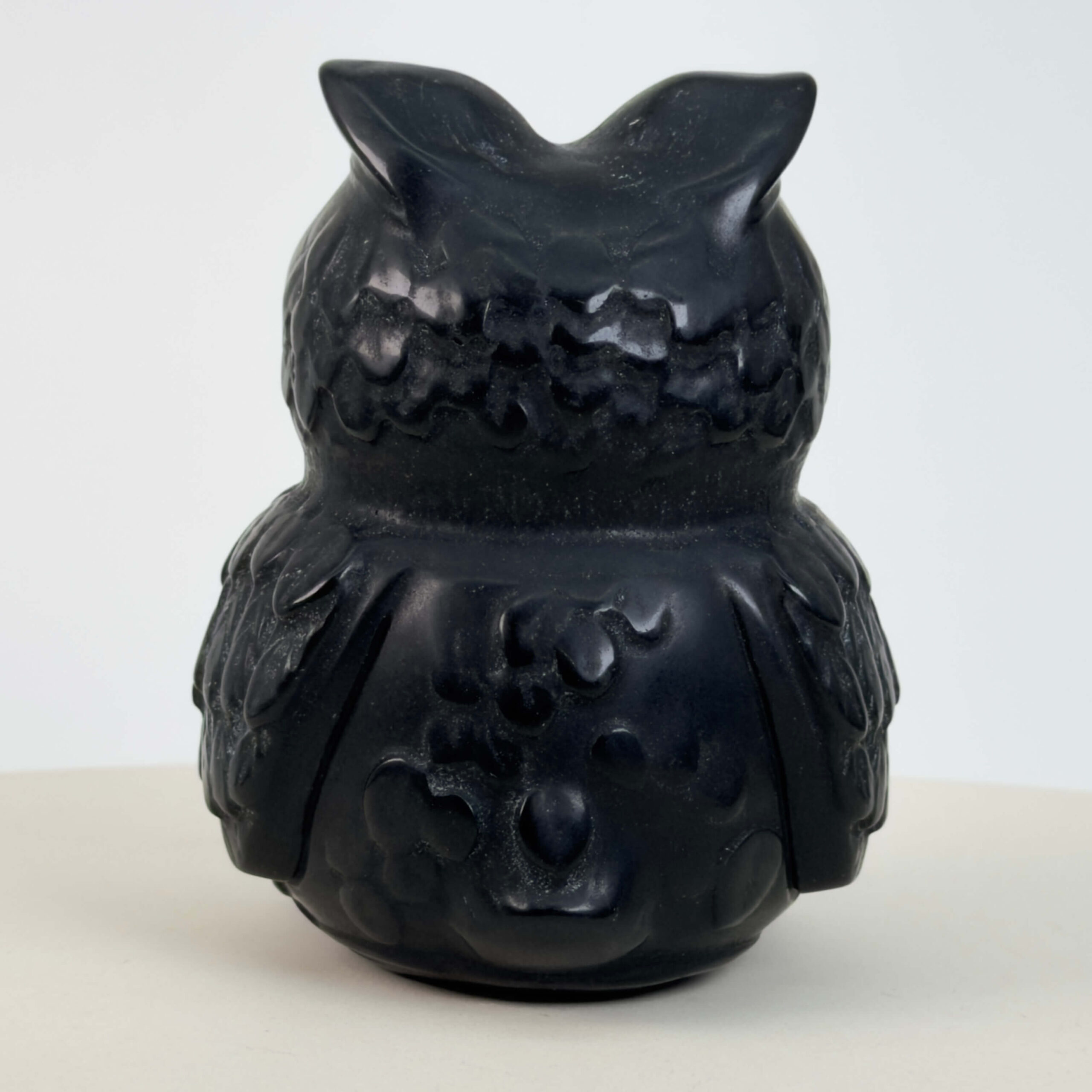 Sort Obsidian Ugle i dybsort krystal med symbolik for visdom, intuition, beskyttelse, grounding og indre styrke.