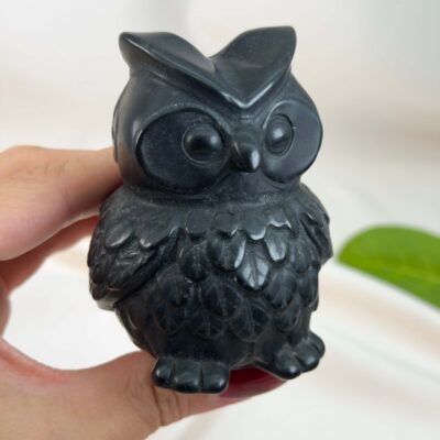 Sort Obsidian Ugle i dybsort krystal med symbolik for visdom, intuition, beskyttelse, grounding og indre styrke.