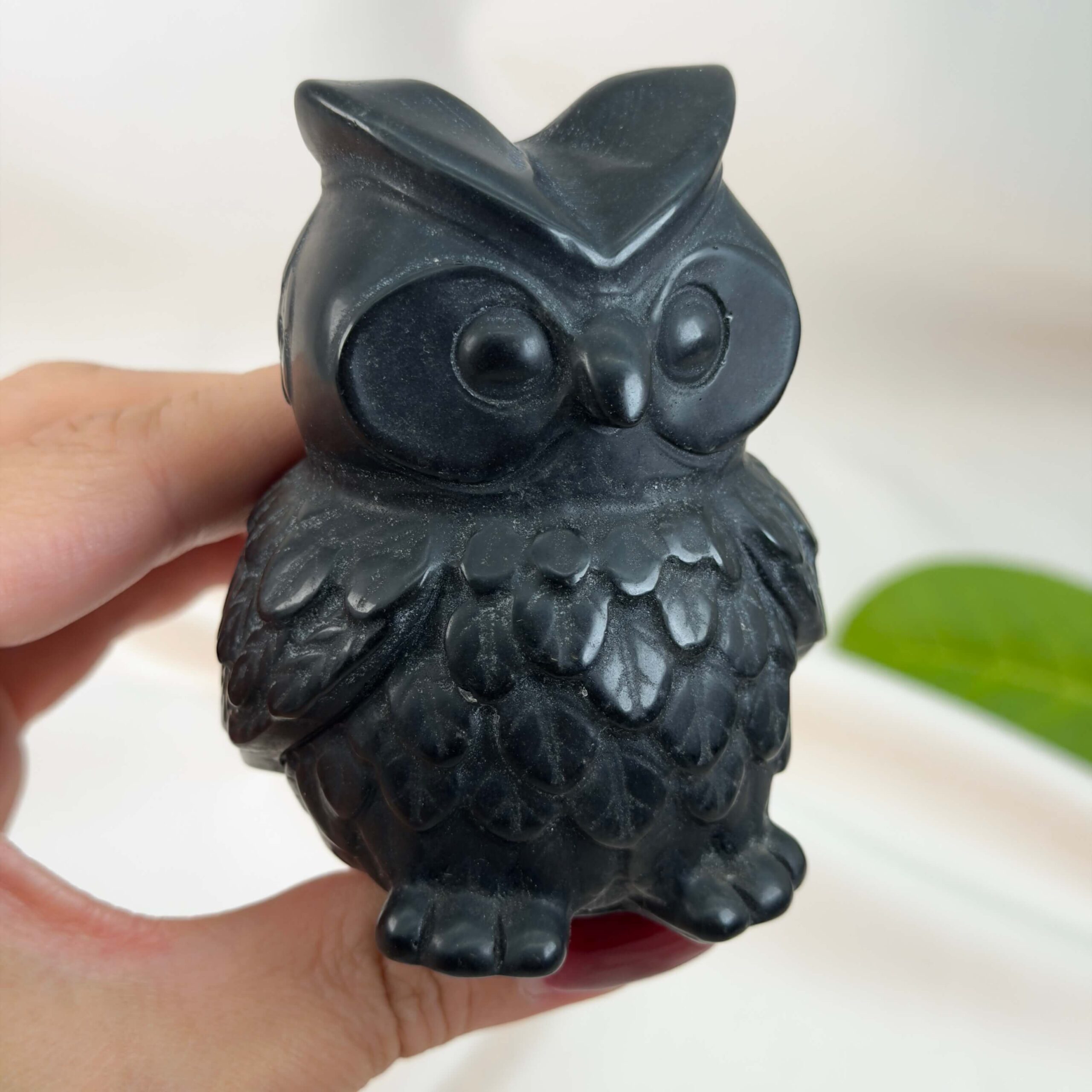 Sort Obsidian Ugle i dybsort krystal med symbolik for visdom, intuition, beskyttelse, grounding og indre styrke.