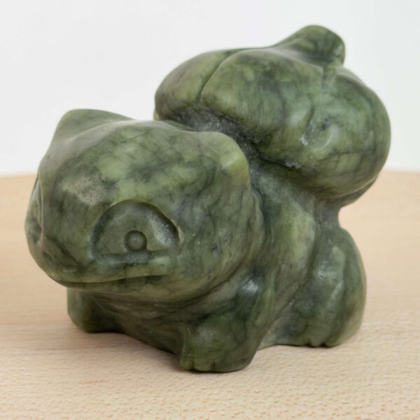 Serpentin Figur i naturlige grønne nuancer med energi for grounding, indre ro, følelsesmæssig balance og personlig udvikling.