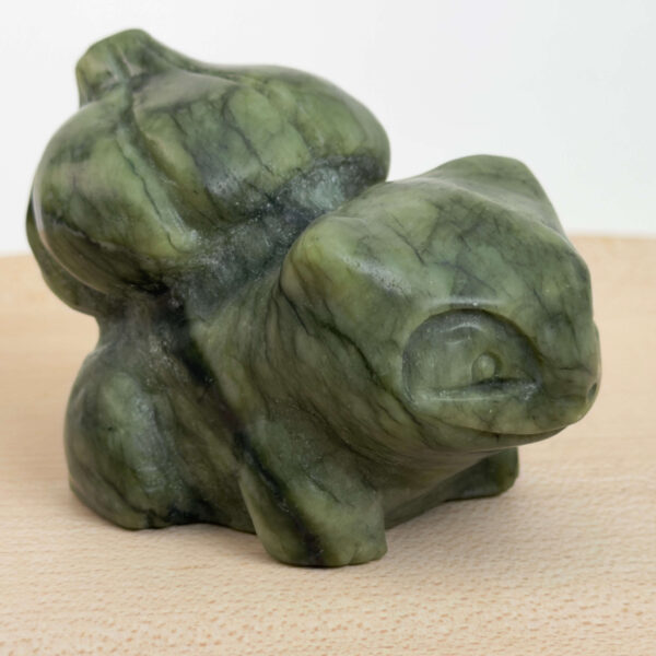 Serpentin Figur i naturlige grønne nuancer med energi for grounding, indre ro, følelsesmæssig balance og personlig udvikling.