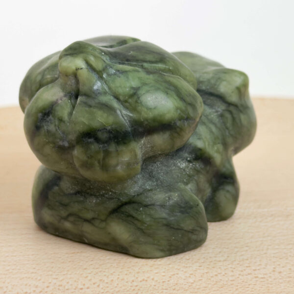 Serpentin Figur i naturlige grønne nuancer med energi for grounding, indre ro, følelsesmæssig balance og personlig udvikling.