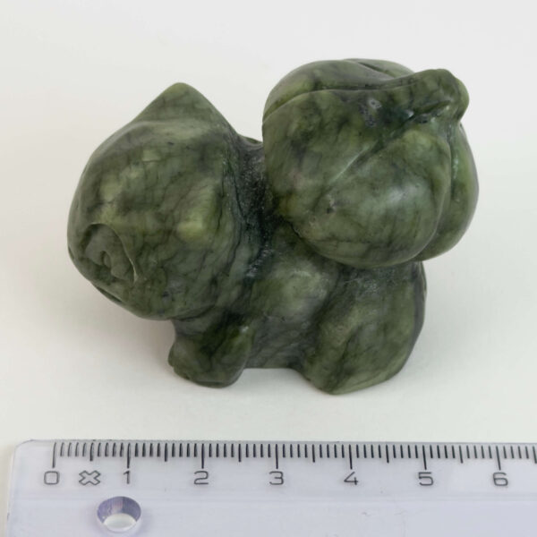 Serpentin Figur i naturlige grønne nuancer med energi for grounding, indre ro, følelsesmæssig balance og personlig udvikling.