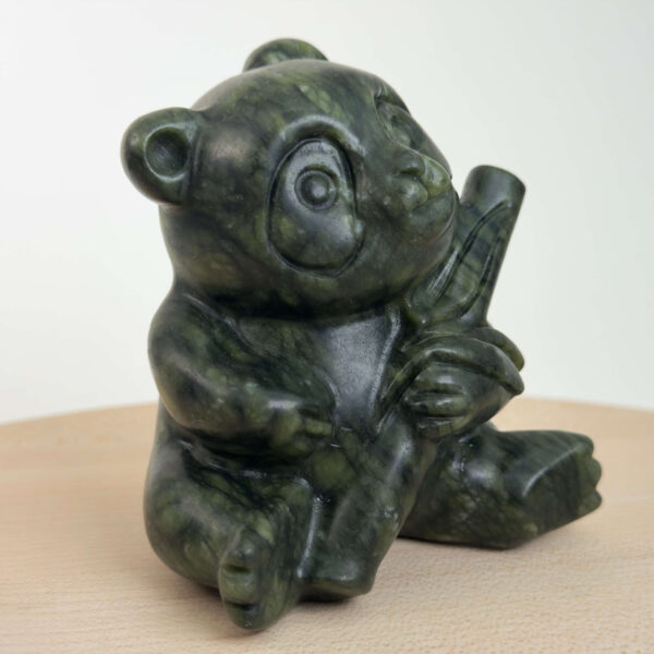 Serpentin Panda i naturlige grønne nuancer med energi for grounding, indre ro, balance, hjerteenergi og personlig udvikling.