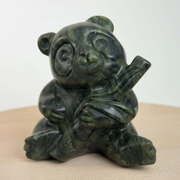 Serpentin Panda i naturlige grønne nuancer med energi for grounding, indre ro, balance, hjerteenergi og personlig udvikling.