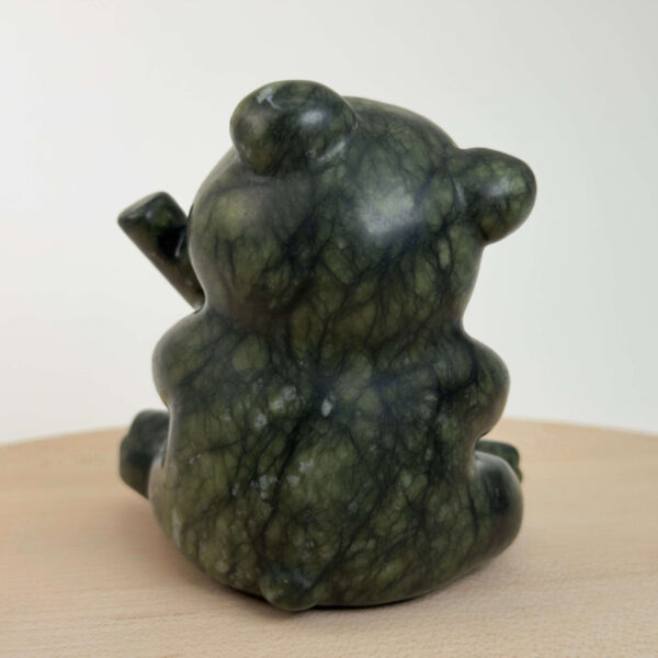 Serpentin Panda i naturlige grønne nuancer med energi for grounding, indre ro, balance, hjerteenergi og personlig udvikling.