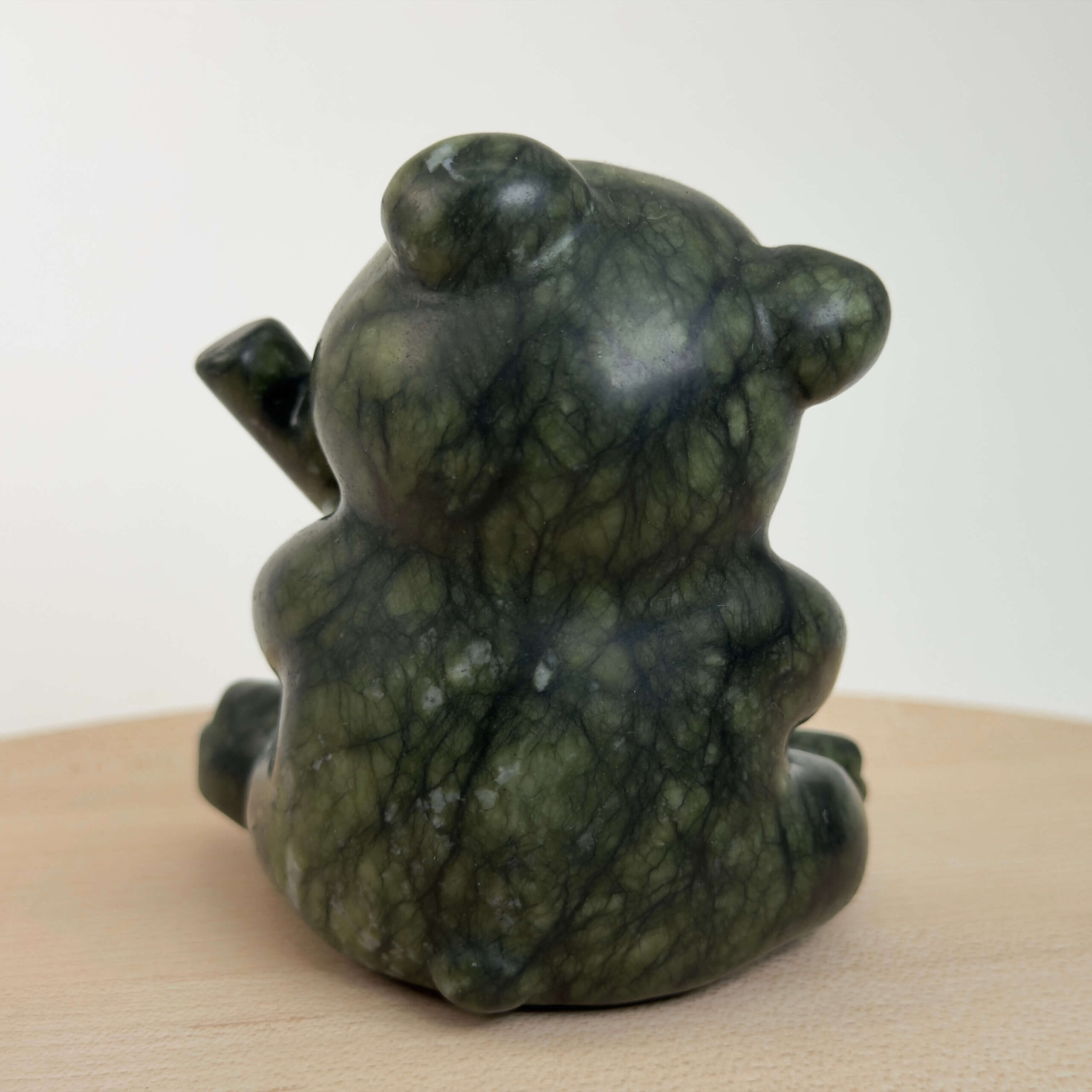 Serpentin Panda i naturlige grønne nuancer med energi for grounding, indre ro, balance, hjerteenergi og personlig udvikling.