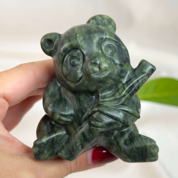 Serpentin Panda i naturlige grønne nuancer med energi for grounding, indre ro, balance, hjerteenergi og personlig udvikling.