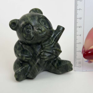 Serpentin Panda i naturlige grønne nuancer med energi for grounding, indre ro, balance, hjerteenergi og personlig udvikling.