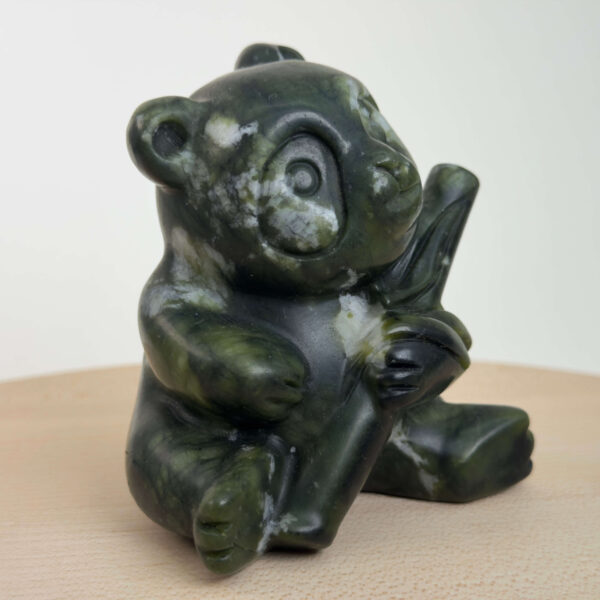 Serpentin Panda i naturlige grønne nuancer med energi for grounding, indre ro, balance, hjerteenergi og personlig udvikling.