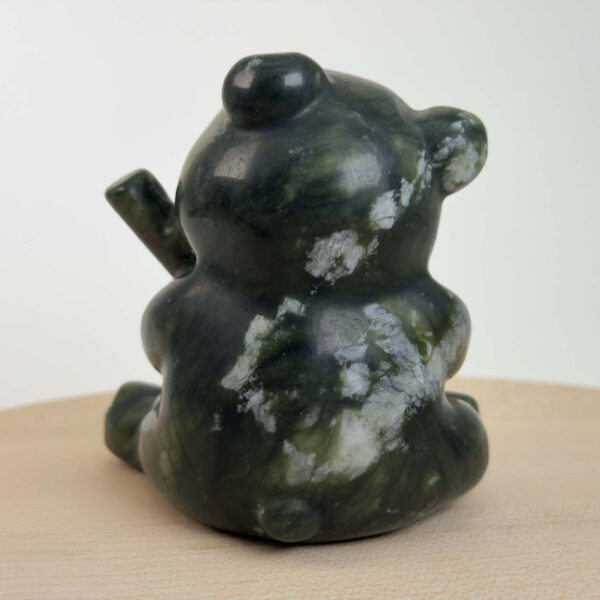 Serpentin Panda i naturlige grønne nuancer med energi for grounding, indre ro, balance, hjerteenergi og personlig udvikling.