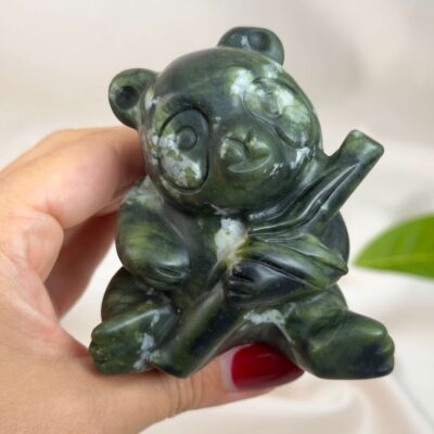 Serpentin Panda i naturlige grønne nuancer med energi for grounding, indre ro, balance, hjerteenergi og personlig udvikling.