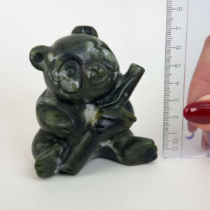 Serpentin Panda i naturlige grønne nuancer med energi for grounding, indre ro, balance, hjerteenergi og personlig udvikling.
