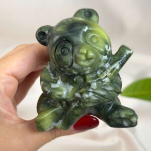 Serpentin Panda i naturlige grønne nuancer med energi for grounding, indre ro, balance, hjerteenergi og personlig udvikling.