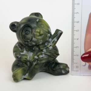 Serpentin Panda i naturlige grønne nuancer med energi for grounding, indre ro, balance, hjerteenergi og personlig udvikling.