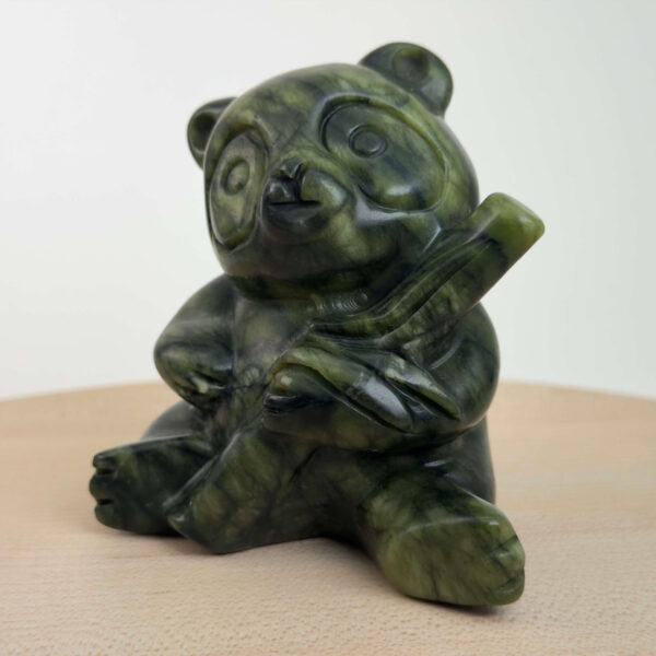 Serpentin Panda i naturlige grønne nuancer med energi for grounding, indre ro, balance, hjerteenergi og personlig udvikling.