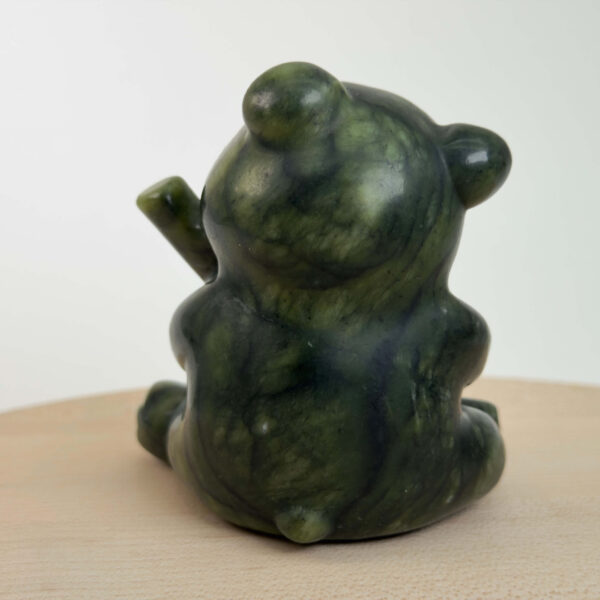 Serpentin Panda i naturlige grønne nuancer med energi for grounding, indre ro, balance, hjerteenergi og personlig udvikling.