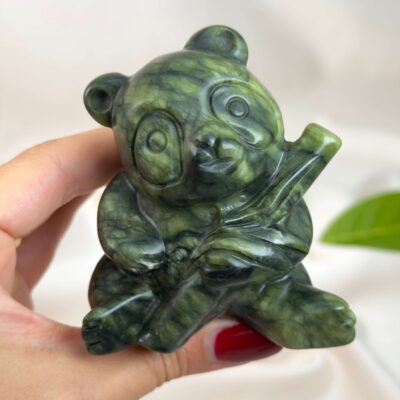 Serpentin Panda i naturlige grønne nuancer med energi for grounding, indre ro, balance, hjerteenergi og personlig udvikling.