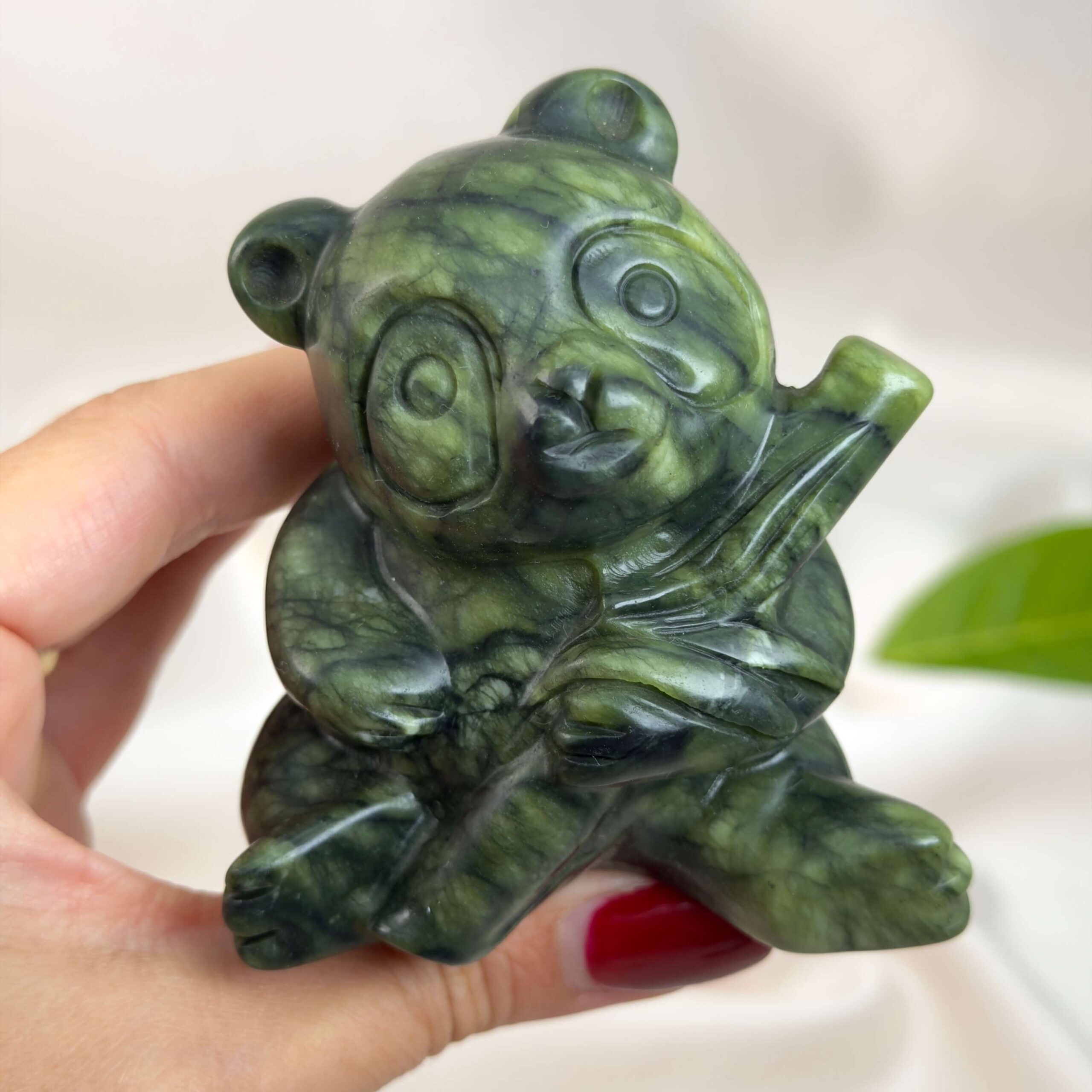 Serpentin Panda i naturlige grønne nuancer med energi for grounding, indre ro, balance, hjerteenergi og personlig udvikling.
